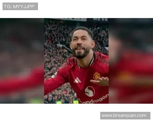 足球明星托腮视频素材分享展现球场魅力与个人风采的精彩瞬间