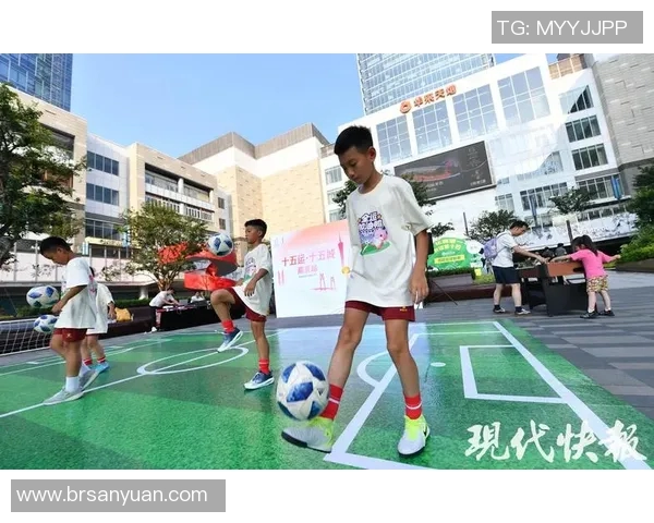 足球明星携手方包展现时尚魅力与运动精神的完美结合